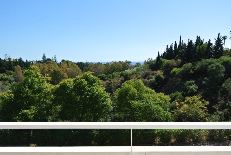 This spacious and bright duplex apartment is located in a quiet urbanization in Las Lomas del Marbella Club on the Golden Mile.