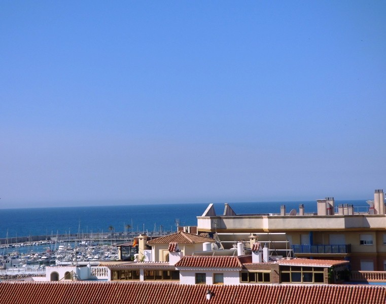 Drastically reduced by 355.000€ for a quick sale of this penthouse  60 meters from the promenade in Fuengirola