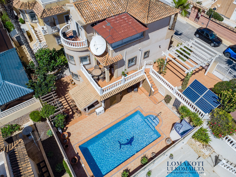 A spacious villa set on a hill in the urbanisation of El Galan, San Miguel de Salinas. 