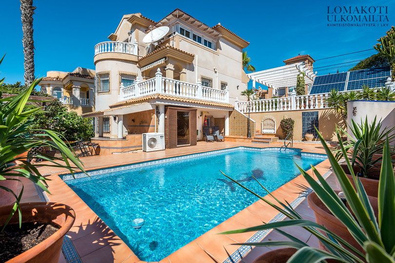 A spacious villa set on a hill in the urbanisation of El Galan, San Miguel de Salinas. 